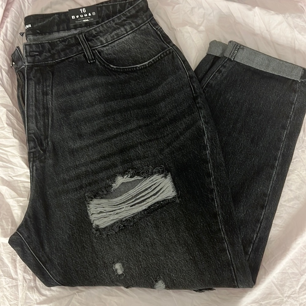 Fashion nova curvy mom jeans. Size 16. But if you have big hips.